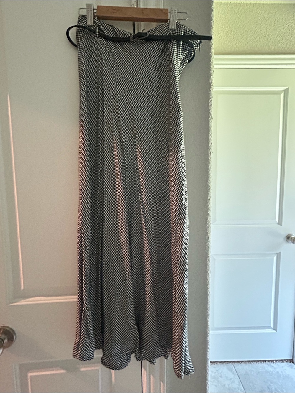Zara black and white houndstooth midi skirt 
Size S